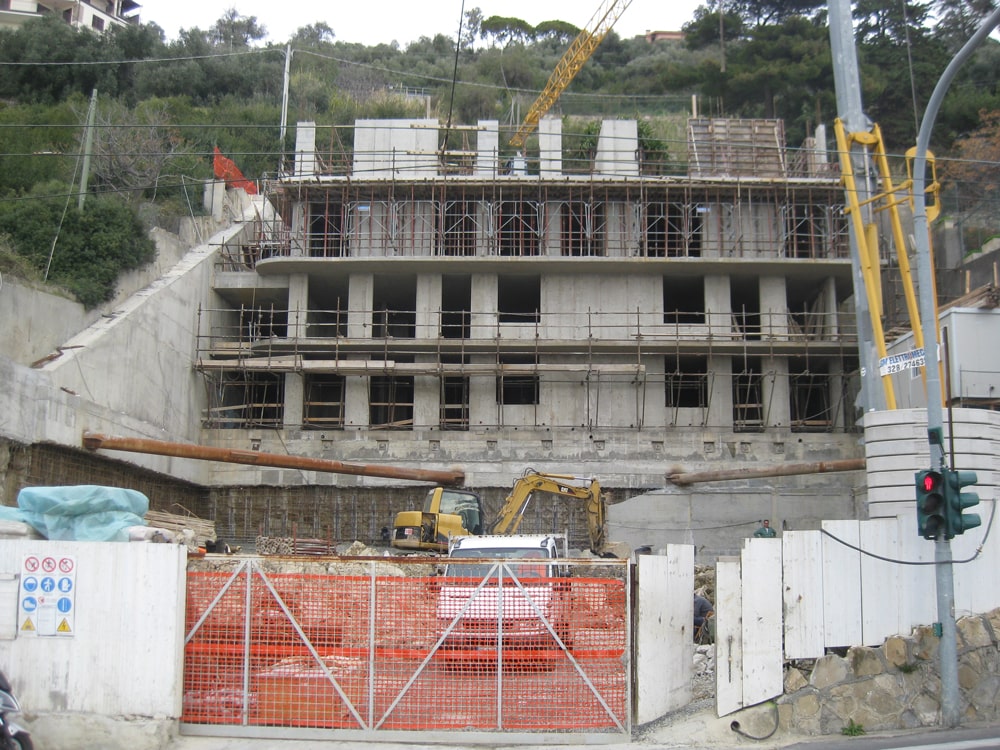 Demolizione e ricostruzione di due edifici di civile abitazione