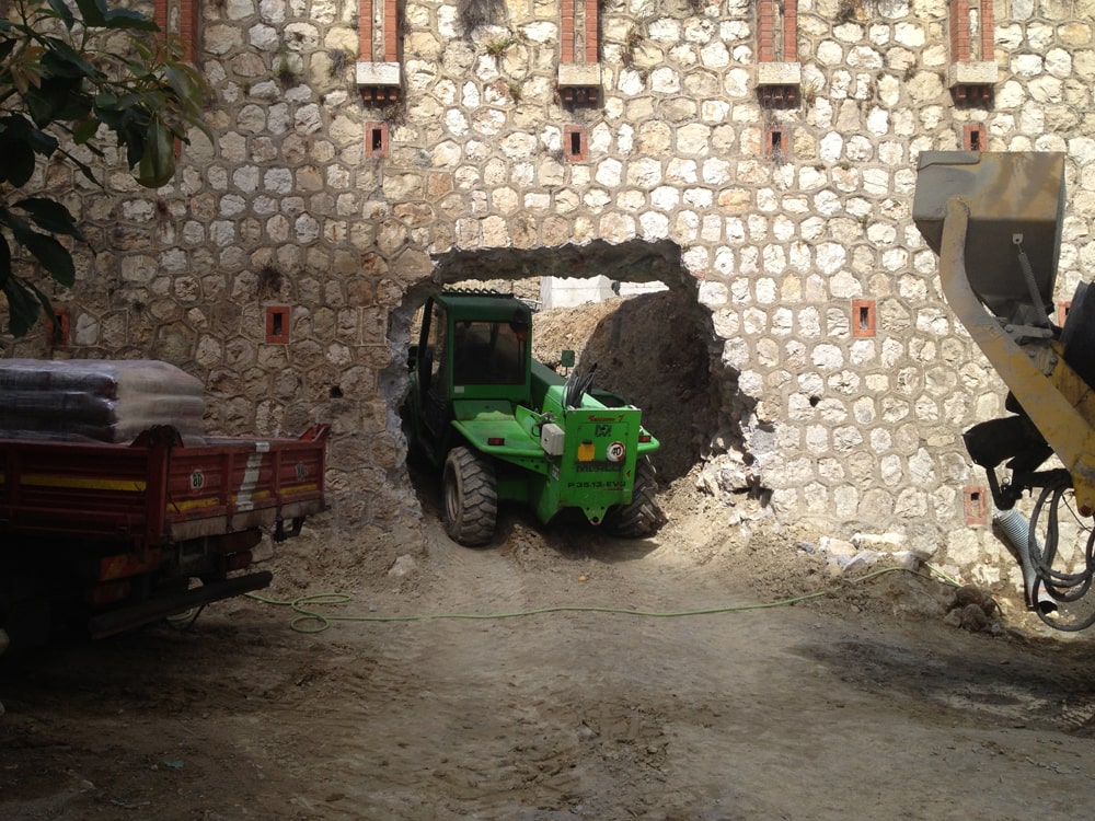 Realizzazione di un Garage interrato su due livelli con Piscina